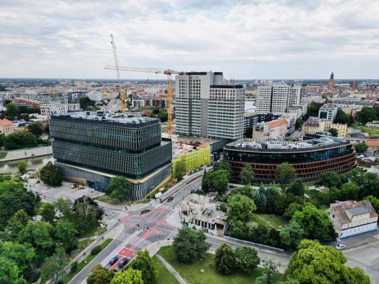 Jak powstaje drugi najwyższy budynek we Wrocławiu. Spójrzmy na to z góry