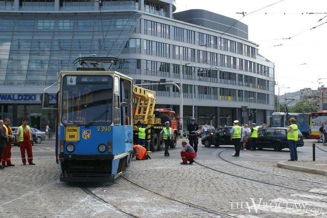 Autobus MPK zderzył się z tramwajem na Rondzie Reagana. 4 osoby ranne