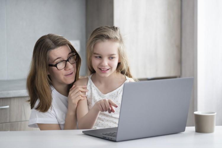 Laptopy dla uczniów są już we Wrocławiu. Dlaczego szkoły zamknęły je w sejfach?