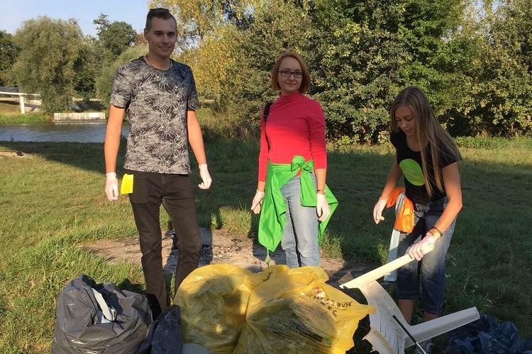 Wrocławianie śmiecą na potęgę. Przy Odrze znajdziemy mnóstwo plastiku, połamane krzesła i stare grille