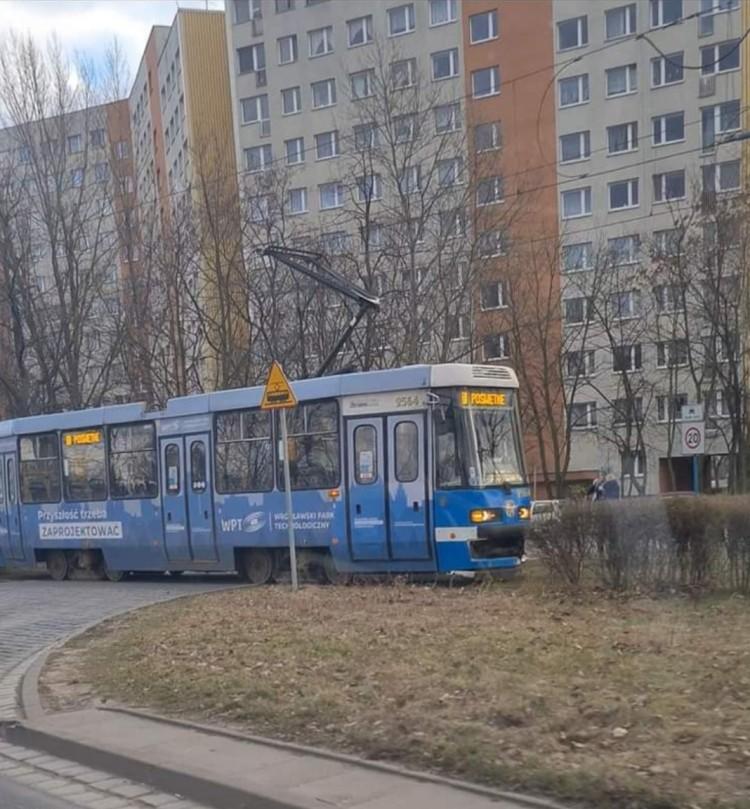 Wrocław: Na Żmigrodzkiej tramwaj zderzył się z samochodem [ZDJĘCIA]