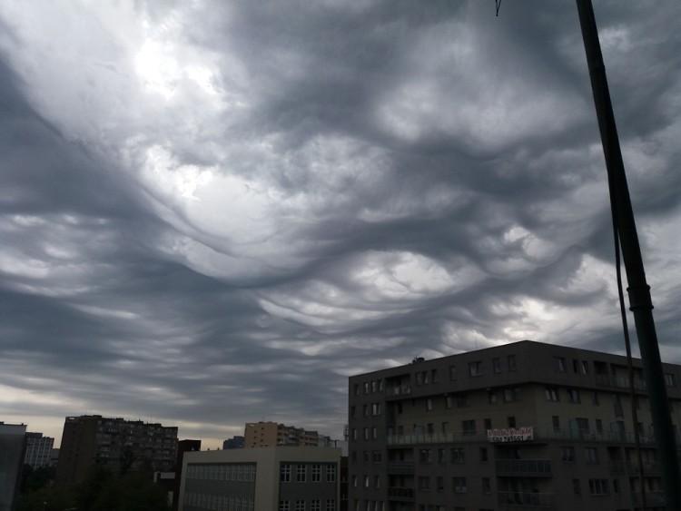 Niecodzienne zjawisko nad Wrocławiem. Niebo jak malowane! [ZDJĘCIA]