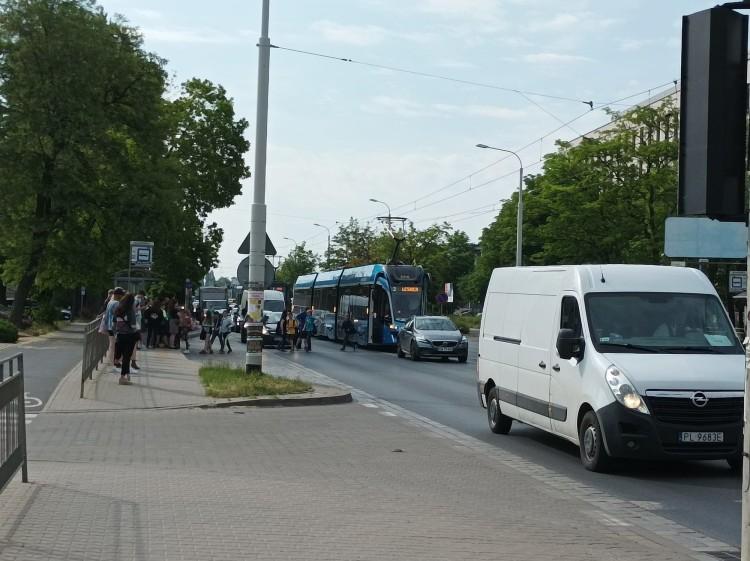 Utrudnienia dla pasażerów MPK na ul. Krakowskiej. Auto blokowało torowisko