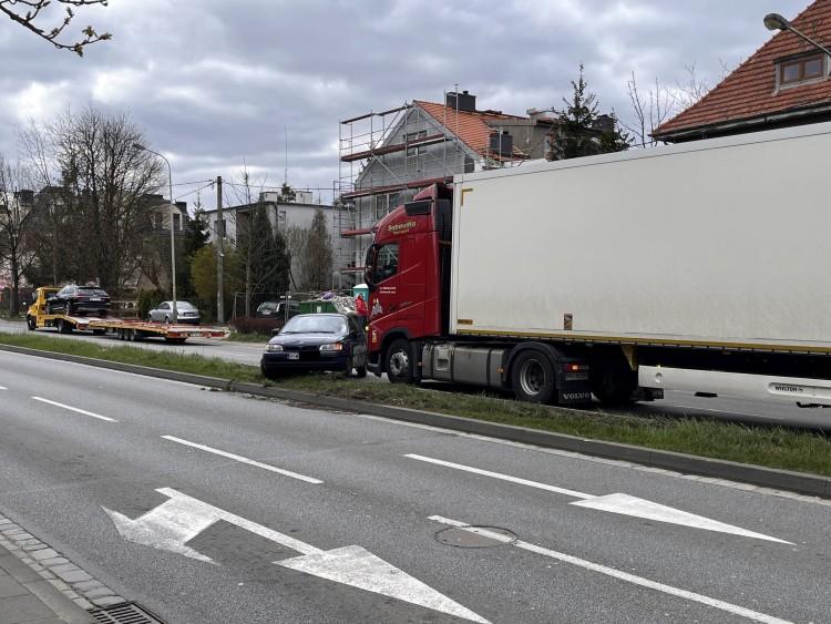 Wrocław: Wypadek na ulicy Wyścigowej. Auto zderzyło się z ciężarówką