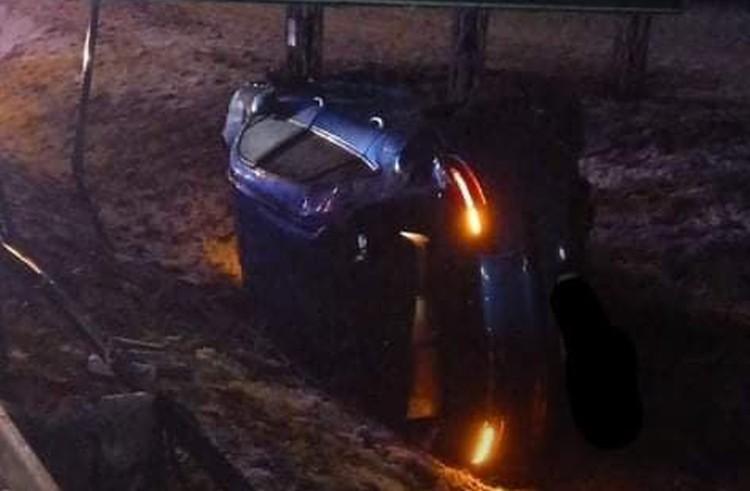 Nocny wypadek na autostradzie A4. Auto na dachu