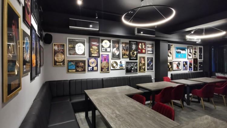 Wrocław: Nowa restauracja w centrum. W środku kolekcja płyt i automat do drinków [ZDJĘCIA]