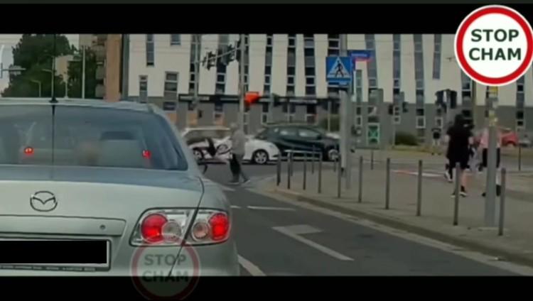Wrocław: Pieszy przewraca rowerzystę na przejściu. Internauci: 