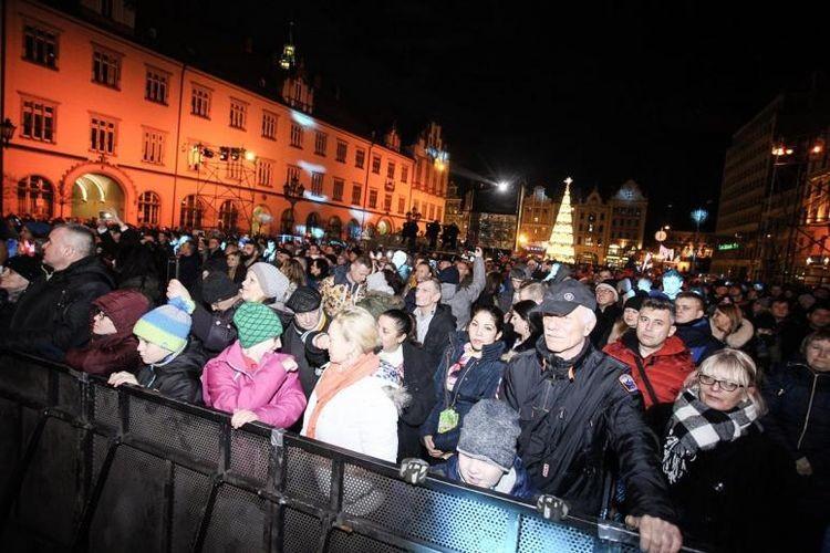 Bale przebierańców i koncerty. Przegląd sylwestrowych wydarzeń