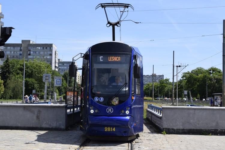 Zderzenie tramwaju z samochodem na Żmigrodzkiej