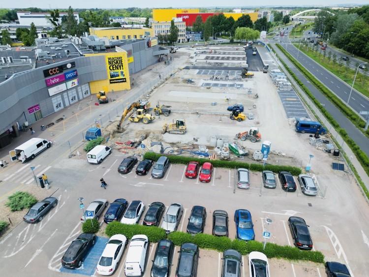 Na północy Wrocławia nie ma gdzie parkować. Budowa parkingów opóźnia się