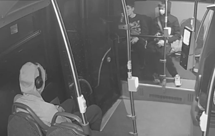 Policja nadal szuka młodych wandali. Uchwycił ich monitoring MPK