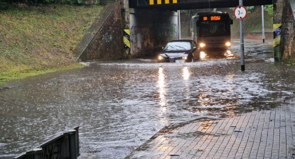 Ulewa we Wrocławiu. MPK wycofuje tramwaje. Miasto apeluje: omijajcie wiadukty