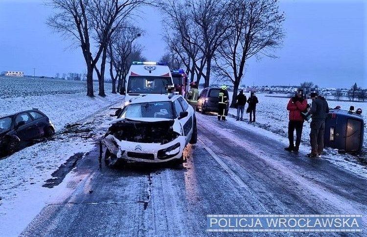 Ślisko na drogach. Dwa wypadki pod Wrocławiem. Są ranni