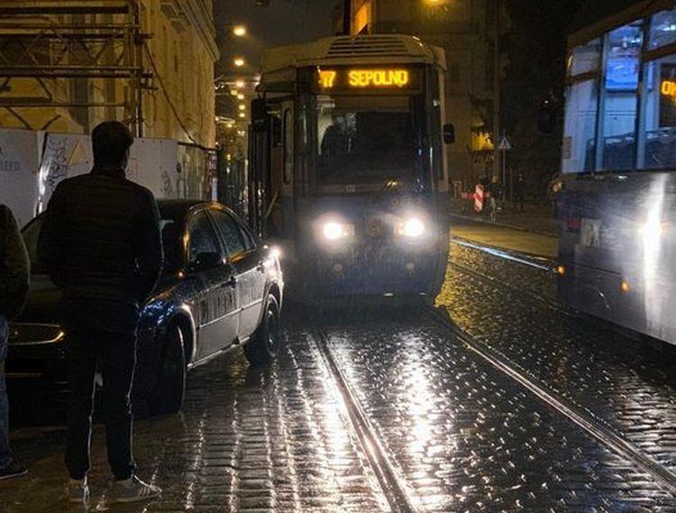 Tramwaj nie mógł przejechać, bo kierowca zastawił torowisko. W ruch poszła kostka chodnikowa