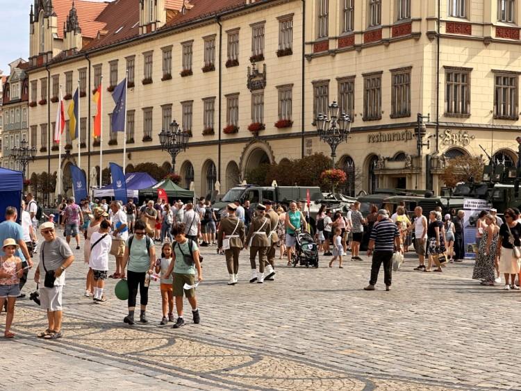 Wrocławski Rynek pełen wojska. Trwa wielkie święto. Żołnierze handlują też ubraniami
