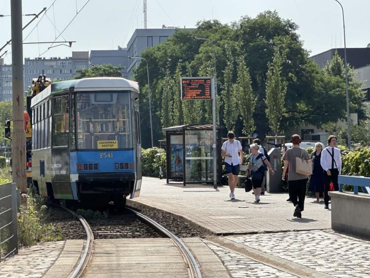 Duże utrudnienia na Legnickiej. Zderzenie dwóch tramwajów