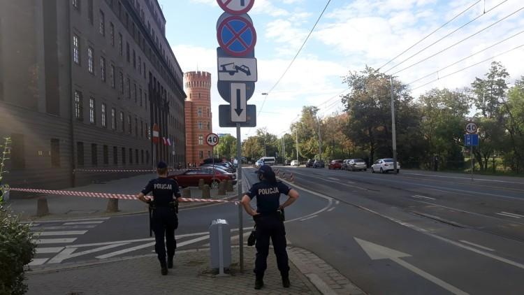 Pirotechnicy z robotem na Podwalu. Ktoś przyniósł bombę na komendę? [ZDJĘCIA]