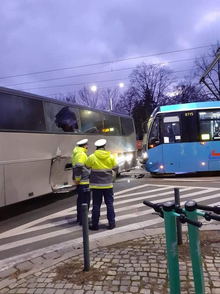 Wrocław: tramwaj zderzył się z autobusem. Ruch zablokowany! [ZDJĘCIA]