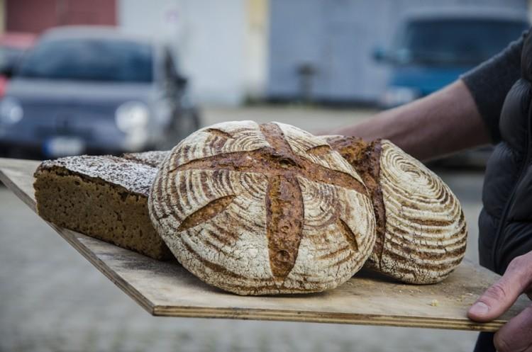Świeże pieczywo na bazarze. Będą piec chleb na oczach klientów