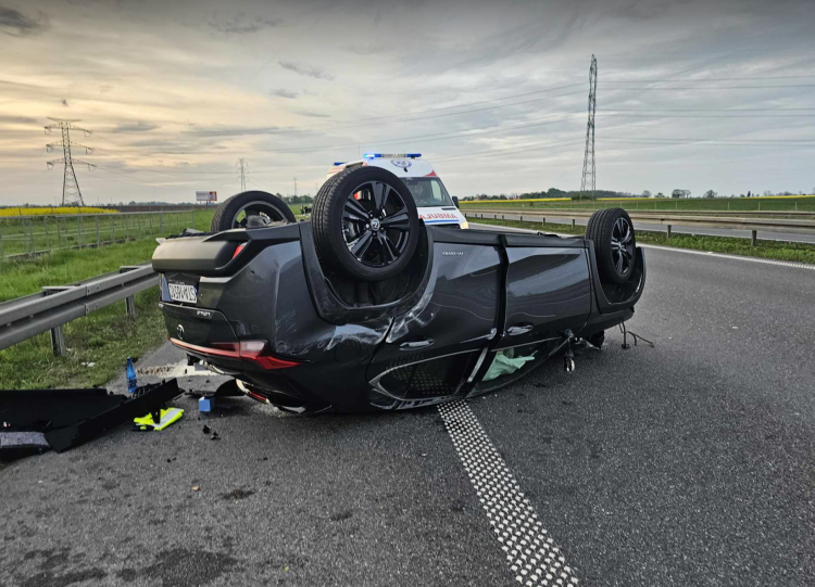 Poważny wypadek na A4. Osobówka dachowała, bus na boku