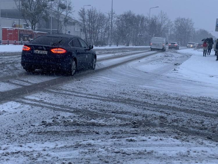 Uwaga! Trudne warunki na drogach. Wypadek za wypadkiem. Aktualizacja