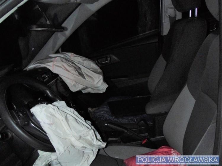 Wypadek pod Wrocławiem. Pijany kierowca rozbił samochód o przydrożny słup