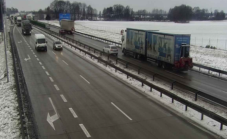 Trudna sytuacja na drogach. Policja ostrzega przed śliskością na ulicach