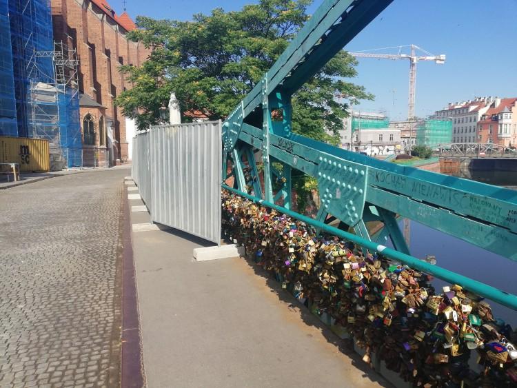 Kłódki zakochanych znikają z mostu Tumskiego [ZDJĘCIA]