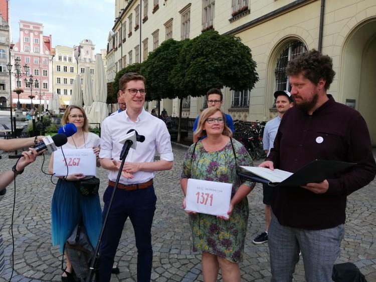 „Kpina z mieszkańców”. Mieszkańcy żądają powrotu do rozmów o kolei miejskiej [WIDEO]