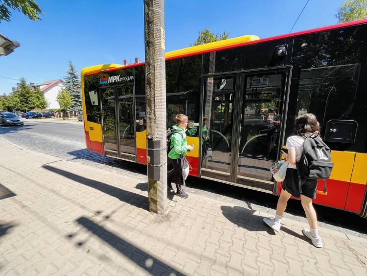 Wrocław: Słup na środku przystanku. Przesuną go w końcu czy nie?