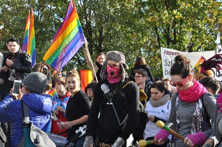 Kolorowo i muzycznie. Kilka tysięcy osób we Wrocławskim Marszu Równości [ZDJĘCIA]