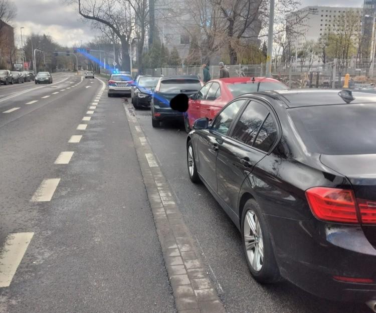 Wrocław: pijany kierowca audi wjechał w trzy samochody [ZDJĘCIA]