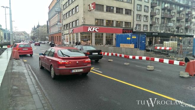 Korki, śnieg, remonty, wściekli kierowcy. Coraz wolniej jeździ się po centrum Wrocławia