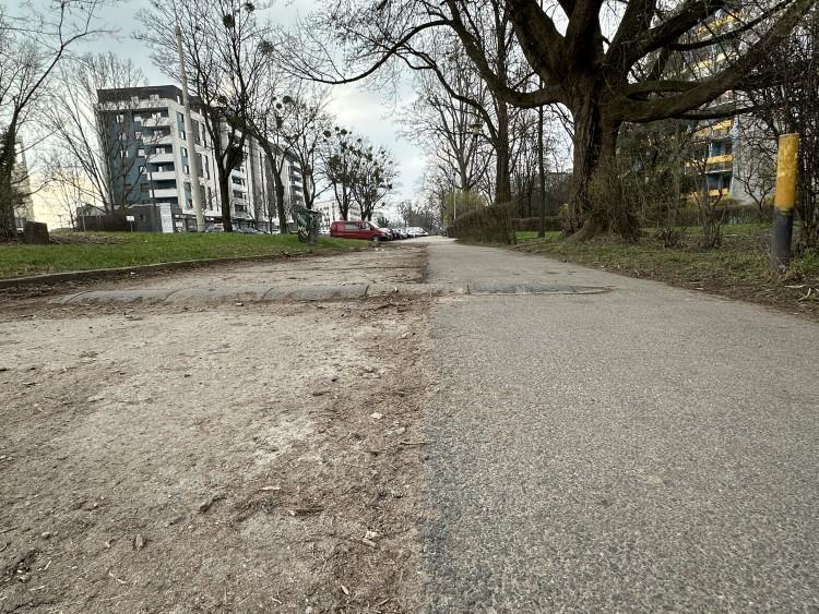 Połowa ścieżki należy do spółdzielni, połowa - do miasta. Zgadnijcie, która!