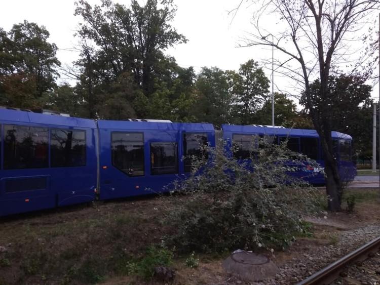 Przy Parku Południowym tramwaj wypadł z szyn [ZDJĘCIA]