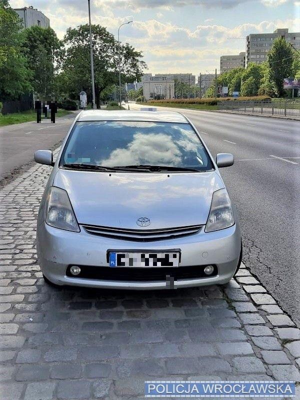 Taksówkarz jechał zbyt szybko Legnicką, a policjantom pokazał podrobione prawo jazdy