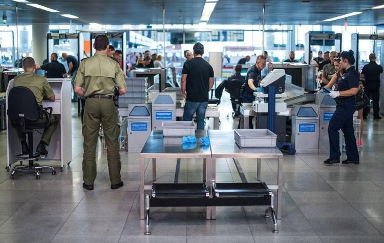 Wrocław: Ewakuacja na lotnisku. Właściciel podejrzanego plecaka poszukiwany