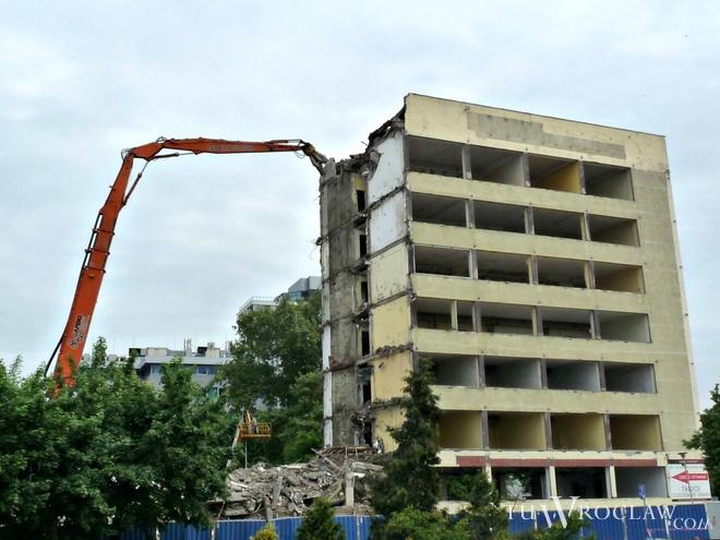 Rozbiórka Cuprum wchodzi w ostatnią fazę. W weekend zamkną dla ruchu chodnik i jeden pas jezdni