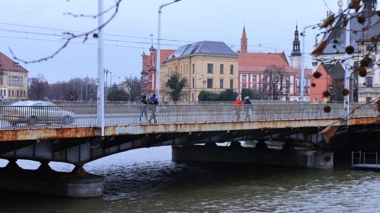 Wkrótce ruszy nowy remont mostów Uniwersyteckich. Straszą i pokrywa je rdza