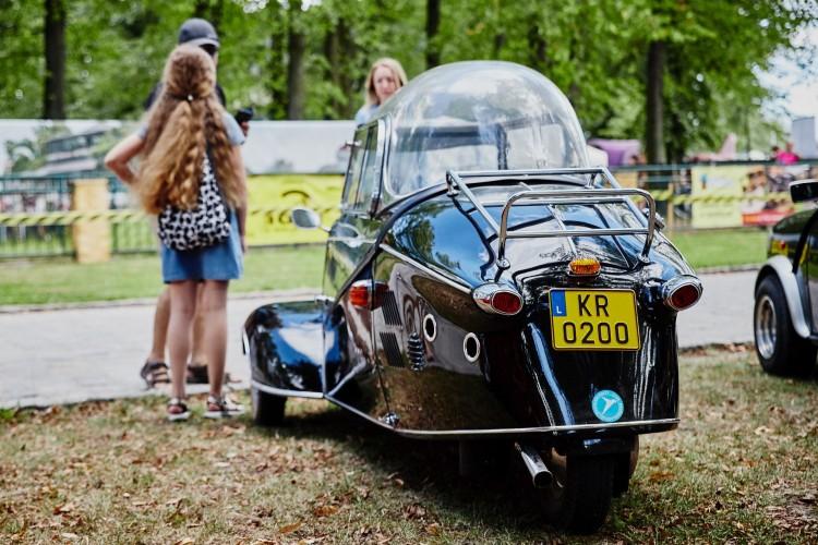 Motoclassic na Partynicach. Wyścigi koni i pokazy koni mechanicznych