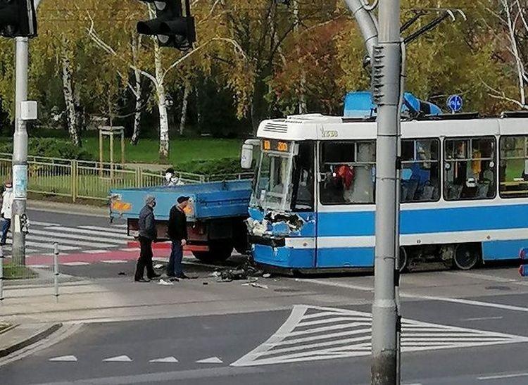 Zderzenie ciężarówki z tramwajem na Żmigrodzkiej