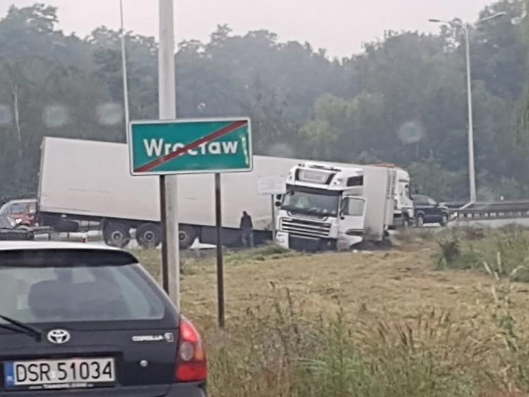 Kolizja na zjeździe z trasy S5 w rejonie Żmigrodzkiej. Tir na poboczu i korki