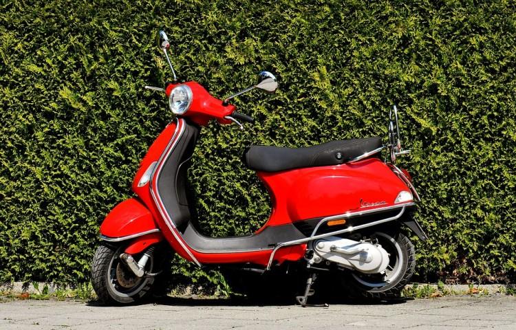 Pijany motorowerzysta nie utrzymał równowagi. Rozbił 6 samochodów