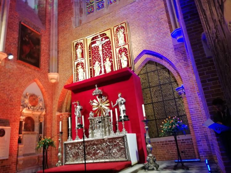 Srebrny ołtarz powrócił do wrocławskiej katedry [ZDJĘCIA]