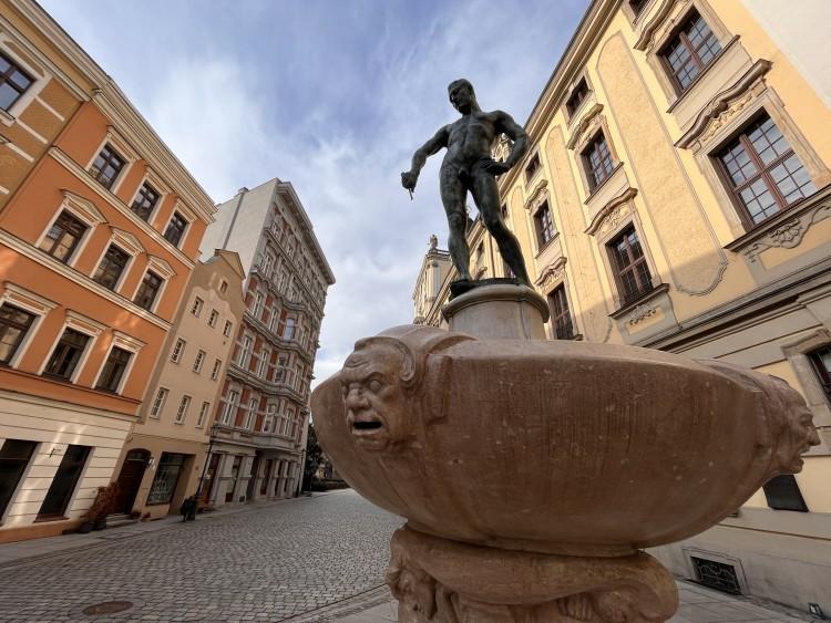 Szermierz znika z placu Uniwersyteckiego. Fontanna przejdzie metamorfozę