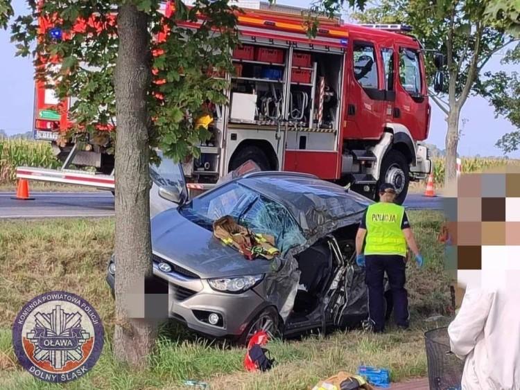 Tragiczny wypadek na trasie Oława-Wrocław. Kierowca wjechał w drzewo