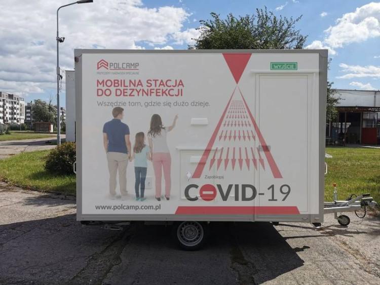 Przed akademikiem stanęła stacja do dezynfekcji. Korzystają z niej wracający z wakacji studenci
