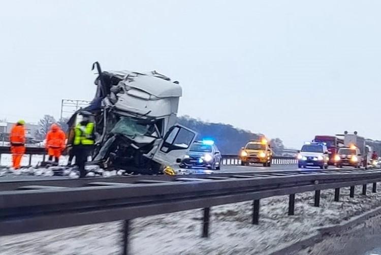 Wypadek na autostradzie A4. W kabinie uwięziony kierowca ciężarówki