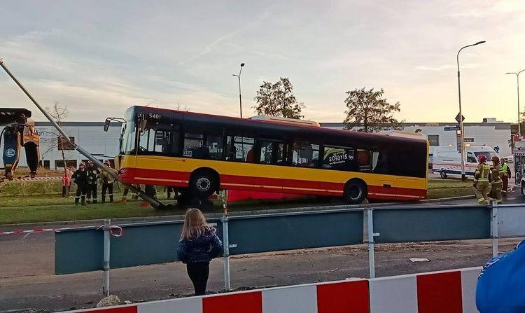 Autobus MPK uderzył w latarnię. 57-letni kierowca był reanimowany [ZOBACZ]