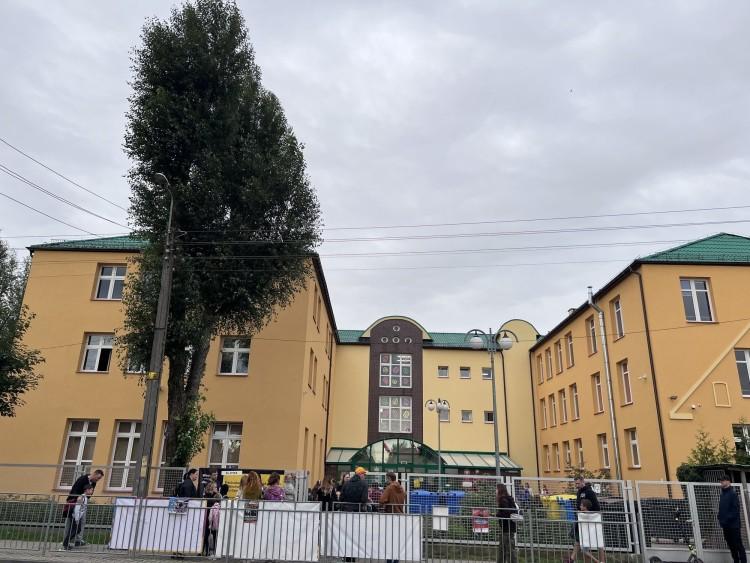 Wrocław: Nie zdążyli wyremontować szkoły. Dzieci wysłali do innej - dojazd trwa 45 minut